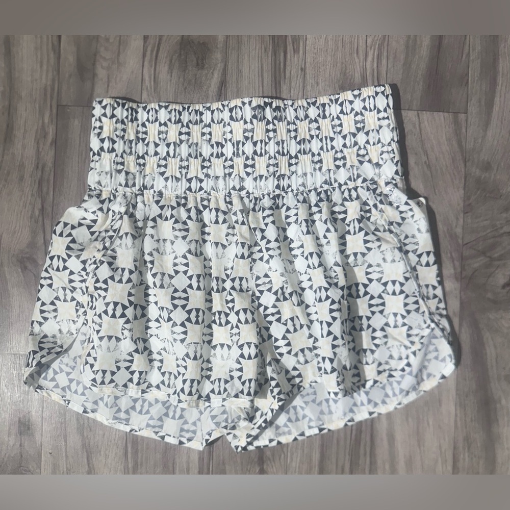 Free People. FP Movement‎ Shorts "The Way Home" – Geometric Print.size L